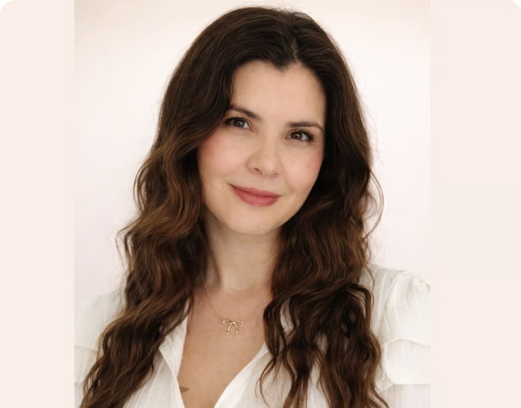 Yara Sais, fundadora de LeadSais, sonriendo en un retrato profesional